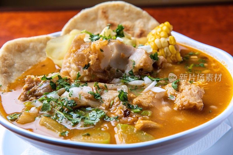 典型的萨尔瓦多菜:Sopa de patas(萨尔瓦多腿汤)